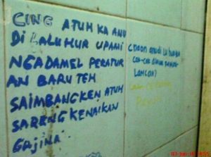 10. Ini sih kayaknya lagi curhat soal gaji ya Duh, galau banget nih penulisnya