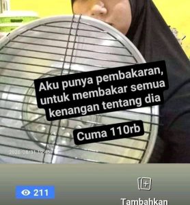 10. Semua barang jualannya dicocoklogi dengan kenangan pahit. Kocak abis!