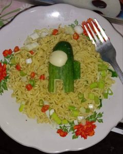 6. Akibat kebanyakan main Among Us nih. Pas lagi makan sampai terbayang-bayang lho