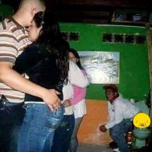 8. Lah, kok mesra-mesraannya malah di WC umum sih Atau ini yang malah WC-nya salah tempat ya