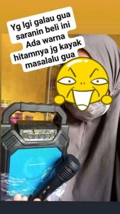 9. Alat karaoke buat pelipur galau nih. Warnanya hitam seperti warna kehidupan masa lalu yang gelap