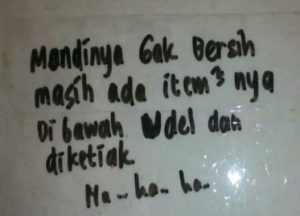 9. Ini yang nulis komentarin siapa, deh Kok nulisnya di tembok WC sih